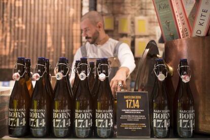 Ampolles de la cervesa 17.14 que Moritz comercialitza al Born Centre Cultural