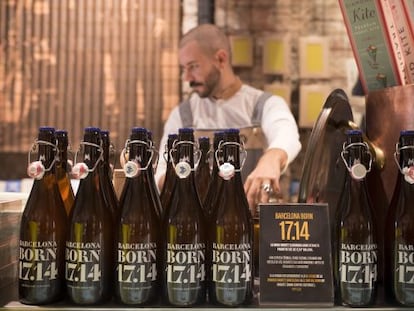 Ampolles de la cervesa 17.14 que Moritz comercialitza al Born Centre Cultural