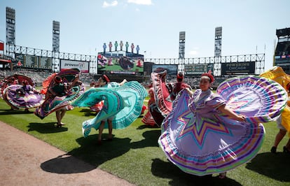 Miembros de un ballet folclórico mexicano se presentan en el estadio de Béisbol de los Chicago White Sox el 5 de mayo de 2019. 
