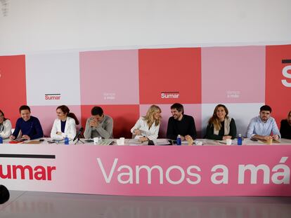 Dirigentes de Sumar, con su líder y vicepresidenta segunda, Yolanda Díaz, en el centro, el domingo en un acto de la coalición en Madrid.
