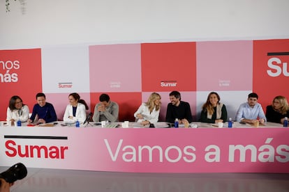 Dirigentes de Sumar, con su líder y vicepresidenta segunda, Yolanda Díaz, en el centro, el domingo en un acto de la coalición en Madrid.