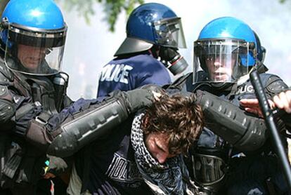 Policas antidisturbios detienen a un participante en las protestas contra el G-8, ayer en la ciudad suiza de Lausana.