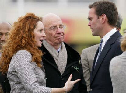 Rebekah Brooks, habla con James Murdoch, responsable del grupo mediático en Europa e hijo del propietario, en presencia de Rupert Murdoch, en marzo de 2010.