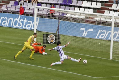 Javi Guerra, del Valladolid, trata de rematar un centro.