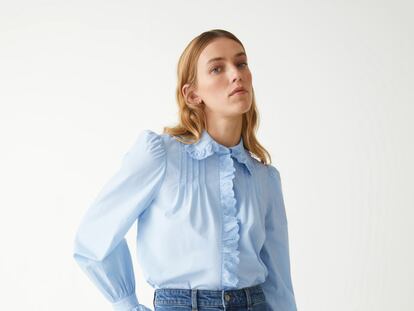 La renovación de un básico infalible: la camisa azul clásica