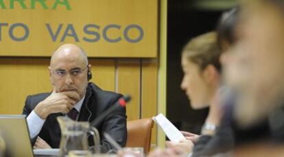 El consejero de Interior, Rodolfo Ares, durante su comparecencia de ayer ante la Comisión de Interior y Justicia en la Cámara vasca.