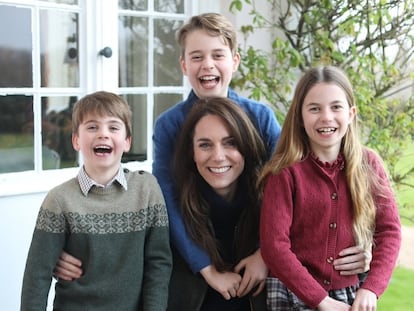 Kate Middleton con sus hijos Jorge, Carlota y Luis, en una imagen difundida el día 12 por el palacio de Kensington y cuya manipulación digital ha sido reconocida por la propia princesa de Gales.