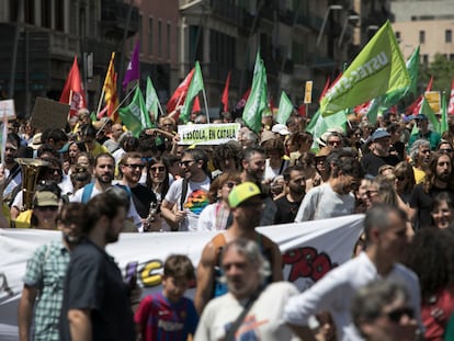Manifestación de profesores, estudiantes y familias a favor de la educación pública, este sábado en Barcelona.