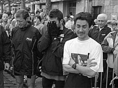 Alberto Juzdado, Alejandro Gómez y Martín Fiz lloran, desconsolados, durante el minuto de silencio guardado ayer en memoria de Diego García antes del medio maratón Azkoitia-Azpeitia.