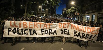 Cientos de manifestantes se dirigen esta noche hacia la comisaría de los Mossos d'Escuadra de Les Corts.