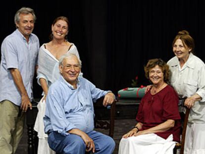 De izquierda a derecha: Roberto Quintana, Verónica Forqué, Miguel Narros, Julieta Serrano y Alicia Hermida, intérpretes y director de <i>Doña Rosita la soltera, </i>en un descanso del ensayo.