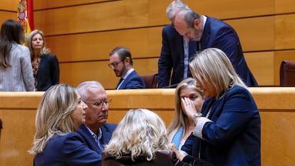 Los senadores populares María del Mar Blanco, Javier Arenas y la portavoz del grupo en la Cámara, Alicia García, conversan mientras aguardan el inicio de la sesión plenaria del Senado este martes en Madrid.