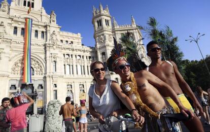 Participantes en el Orgullo 2015 delante del edificio del Ayuntamiento.