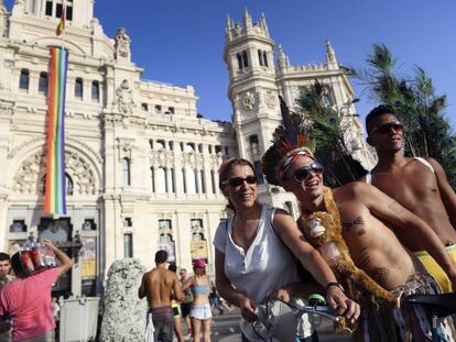 Participantes en el Orgullo 2015 delante del edificio del Ayuntamiento.