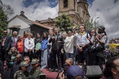 Gustavo Petro da un discurso durante la manifestación masiva que apoya sus reformas políticas, en Bogotá, el 7 de Junio.