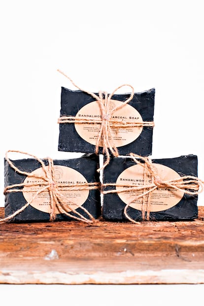 Carbón parece (y se llama) pero jabón es. Se trata del Charcoal Sandalwood Soap de Sisters of the Black Moon, que contiene bambú activado con carbón, una técnica usada desde hace siglos en Asia. Con esta mezcla se convierte en mucho más efectivo y purificante, y resulta un estupendo aliado para gente con problemas como psoriasis, eccemas y acné. Se puede adquirir online a través de la web de la firma o en Urban Outfitters. Cuesta 12 dólares (9,51 euros) pero hay que sumarle los gastos de envío.