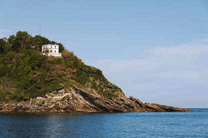 La casa del faro en la donostiarra isla de Santa Clara, en medio de la bahía de La Concha. El edificio llevaba en desuso desde 1968.