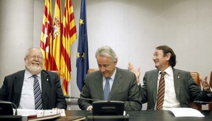 Salvador Esteve con los hasta ahora vicepresidentes de la Diputación Josep Llobet y Ramon Riera, ambos del PP.
