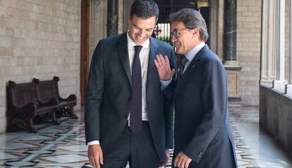 Pedro Sánchez y Artur Mas, en el Palau de la Generalitat de Barcelona en 2014.