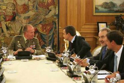 Zapatero charla con el Rey durante la reunión ayer tarde de la Junta de Defensa Nacional.