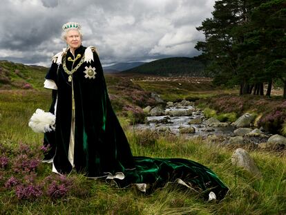 Reina también de los escoceses. La imagen fue realizada en Balmoral en 2010 por el fotógrafo Julian Calder. En ella, la reina se presenta como soberana de la Orden del Cardo, que data del siglo XVII y que acoge en sus filas a quienes han contribuido de forma esencial a la vida del pueblo escocés.
