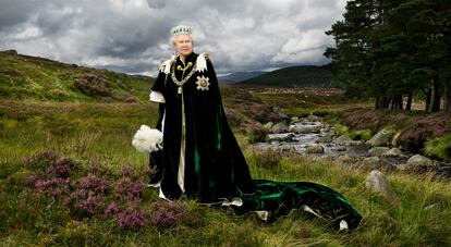 Isabel II retratada en Balmoral en 2010 por el fotógrafo Julian Calder.