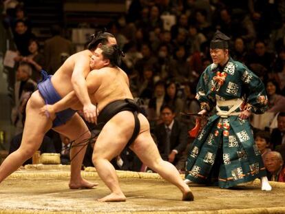 Dos luchadores de sumo en el estadio Ryogoku Kokugikan de Tokio. 
