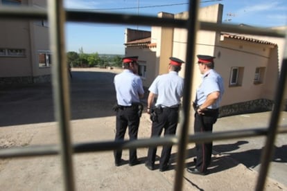 Los Mossos d'Esquadra vigilan el exterior del colegio público de Vila-Roja (Girona), después que un padre de etnia gitana amenazara al equipo docente.
