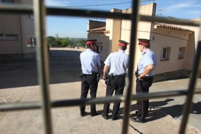 Los Mossos d'Esquadra vigilan el exterior del colegio público de Vila-Roja (Girona), después que un  padre de etnia gitana amenazara al equipo docente.