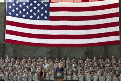 El presidente de EE UU, Barack Obama, se dirige a las tropas junto a su esposa, ayer en Fort Bragg.