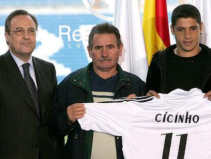 Cicinho fue presentado por Florentino Pérez.