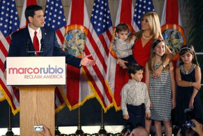 Marco Rubio, junto a su esposa, Jeanette, y sus cuatro hijos, se dirige a sus partidarios tras ganar un escaño al Senado por Florida.