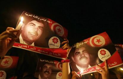 Manifestantes con carteles del l&iacute;der opositor asesinado, Mohamed Brahmi, el domingo en una protesta ante el Parlamento.