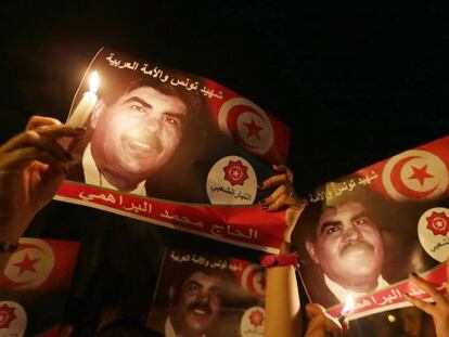 Manifestantes con carteles del l&iacute;der opositor asesinado, Mohamed Brahmi, el domingo en una protesta ante el Parlamento.