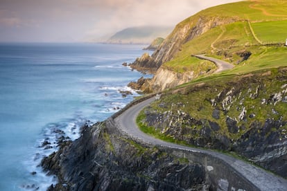 La Ruta del Slea Head transcurre por la carretera R559, una ruta circular con comienzo y fin en la ciudad de Dingle, condado de Kerry, Irlanda: casi 50 kilómetros en el extremo occidental de una península que 'National Geographic' ha llegado a considerar el lugar más bello de la tierra. Es ideal para rodar en bici, coche o autobús turístico, disfrutando de unas vistas impresionantes jalonadas de clocháns o cabañas de piedra que, según creen los arqueólogos, empezaron a construirse en la Edad del Bronce. Está considerado uno de los mejores recorridos costeros del mundo.