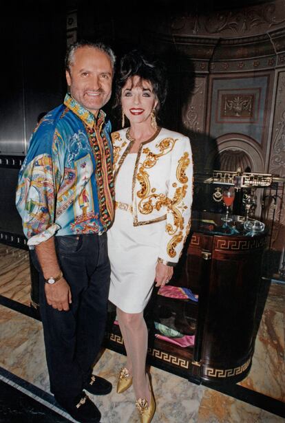 Gianni Versace y Joan Collins.