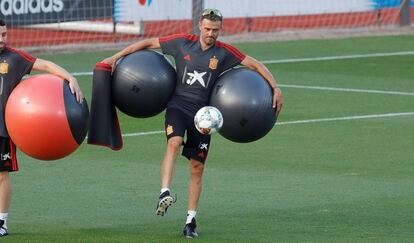 Luis Enrique, durante el entrenamiento en Las Rozas.
