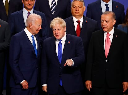 Desde la izquierda, Joe Biden, presidente de los EE UU; Boris Jhonson, primer ministro de Reino Unido, y Recep Tayyip Erdoğan, presidente de Turquía. Al fondo, Viktor Orbán, primer ministro de Hungría.
