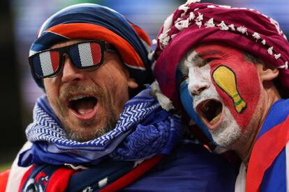 Seguidores franceses animan el ambiente en el estadio Lusail, este domingo.