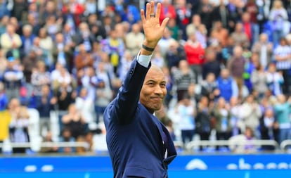 Mauro Silva saluda al estadio de Riazor durante su visita a A Coruña en abril de 2018.