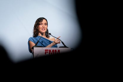 La presidenta de la Comunidad de Madrid, Isabel Díaz Ayuso, durante el 40º aniversario de la Federación de Municipios de Madrid (FMM), en los cines Callao, a 7 de julio de 2025, en Madrid (España).