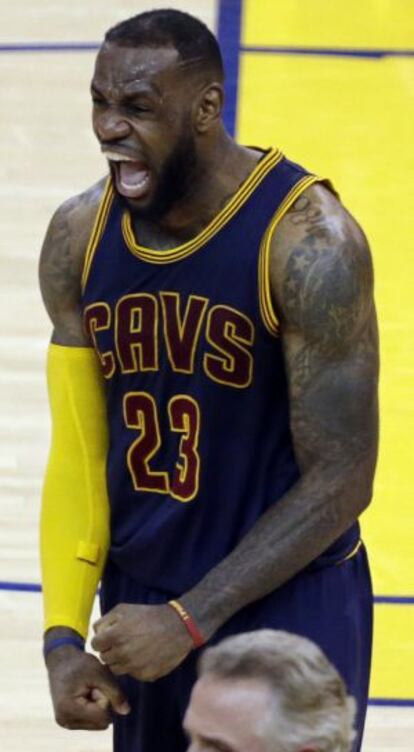 LeBron James celebra una cantas