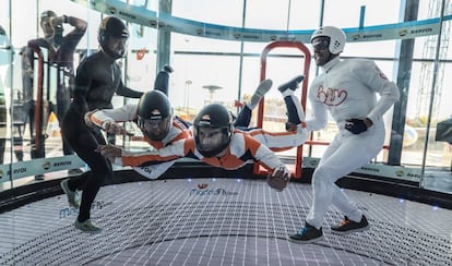 M&aacute;rquez y Pedrosa, en el t&uacute;nel de viento vertical de Las Rozas.