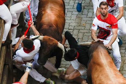 El parte médico proporcionado minutos después señala seis heridos, tres de ellos por asta de toro. 