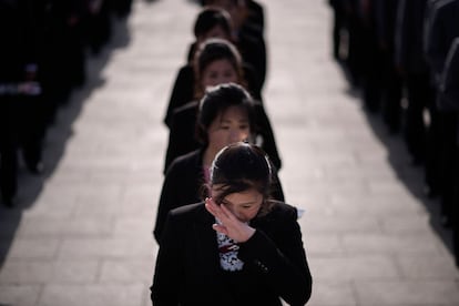 Una mujer se seca las lágrimas mientras hace cola para presentar sus respetos ante las estatuas de los últimos líderes norcoreanos Kim Il Sung y Kim Jong Il, como parte de las celebraciones que conmemoran el aniversario del nacimiento de Kim Il Sung, conocido como el 'Día del Sol', en la colina Mansu, en Pyongyang (Corea del Norte).