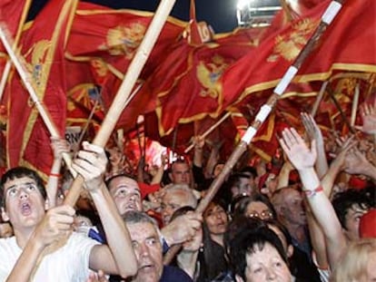 Partidarios de la independencia de Montenegro enarbolan la bandera del nuevo país en Podgorica.