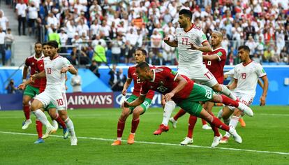 Aziz Bouhaddouz de Marruecos durante el remate que ha acabado dando la victoria a Irán con un gol en propia puerta.