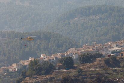 Un helicóptero lanza agua sobre el municipio alicantino de Benasau el pasado 31 de julio.