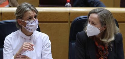 Las vicepresidentas Yolanda Díaz (i) y Nadia Calviño durante la sesión de control al Gobierno en el pleno del Senado.