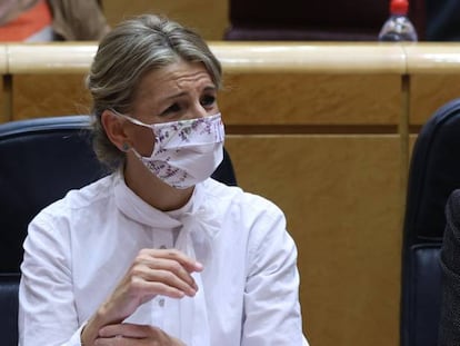 Las vicepresidentas Yolanda Díaz (i) y Nadia Calviño durante la sesión de control al Gobierno en el pleno del Senado.